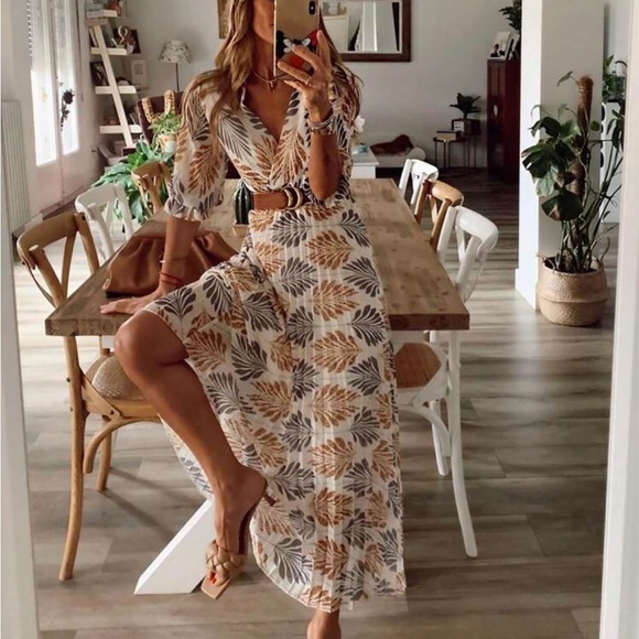 Dresses & Skirts - Tropical v neck short sleeve midi dress